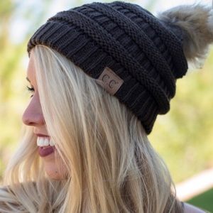 Knit beanie w/ detachable pom pom!